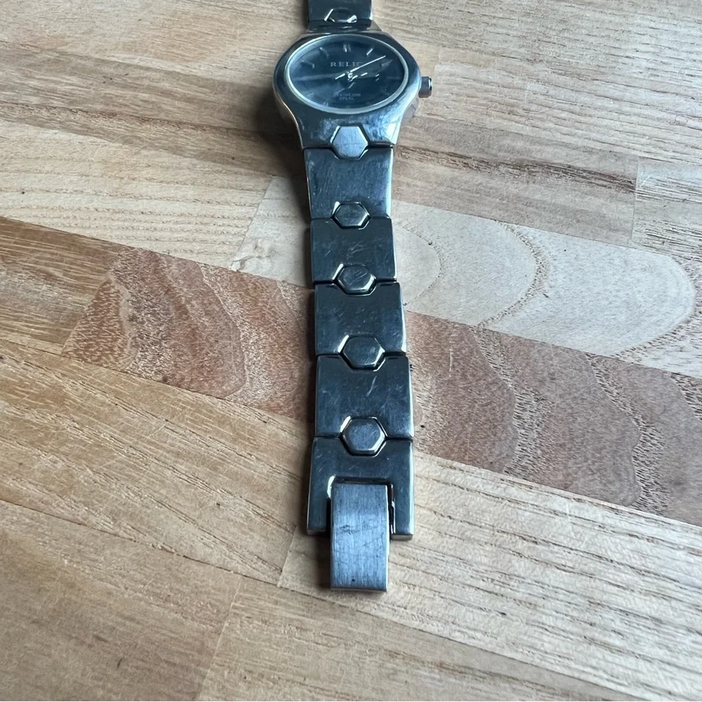 Relic ladies silver tone bracelet fashion watch NEW BATTERY